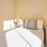 Apartment Host & - Ross's View